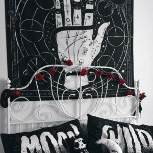 Palmistry, gobeläng/sängöverkast från Killstar med ett dekorativt storskaligt tryck.
