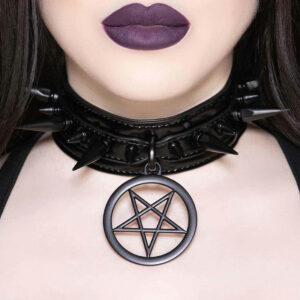 Haunting, choker från Killstar. Mörk look, högkvalitativ rem, spiknitar och hängande pentagram hängande justerbart fäste för perfekt passform.